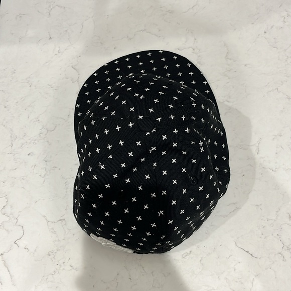 59FIFTY Black New Era 7.25 fitted flat bill hat - Picture 5 of 8